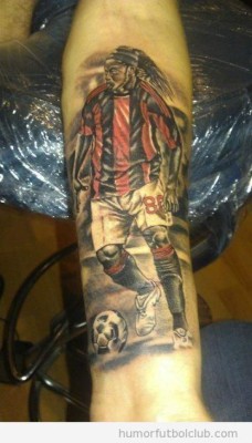 ¡LOCURA! Los estupendos tatuajes dedicados al astro brasileño, Ronaldinho
