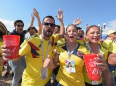Colombia supporters cheer in the Fan Fest in Kazan on June 19, 2018, Russia 2018 World Cup Group H football match between Colombia and Japan. / AFP PHOTO / LUIS ACOSTA