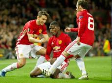 Paul Pogba celebra el segundo gol que anotó, una joyita desde fuera del área.