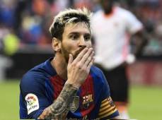 El beso de Lionel Messi en Mestalla también ha provocado comentarios adversos.