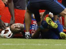 Andrés Iniesta se ha retirado lesionado del partido y ahora el Barca lo pierde por dos meses.