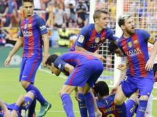 Messi reaccionó contra la afición del Valencia que los atacó con un botellazo.