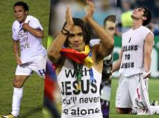 Son muchos los futbolistas que llevan de la mano la religión. Pero muy pocos se atreven a festejar un gol mostrando un mensaje que les puede provocar una tarjeta de amonestación.