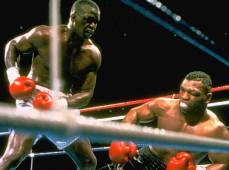Fue en el décimo round donde Buster noqueó al imponente boxeador Mike Tyson. Una imagen histórica.
