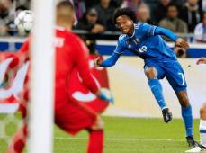 Momento en que Juan Cuadrado remató en el gol del triunfo al minuto 76.