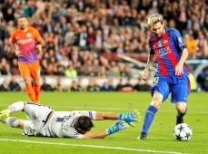 Lionel Messi al momento que eludía la marca de Claudio Bravo y anotaba el 1-0 parcial.