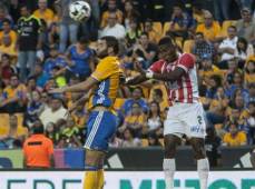 Brayan Beckeles participa como lateral derecho en Necaxa.