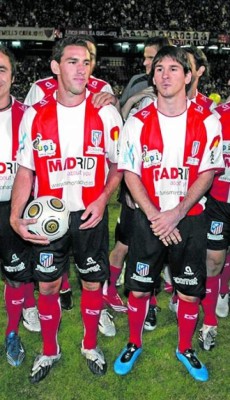 ¡Increíble! Cuando un ídolo se pone la camiseta de otro equipo