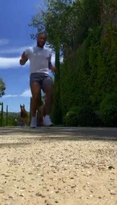 Bajo el agua, con perros y nuevo look: Así entrenan Memphis Depay y Haaland para la nueva temporada