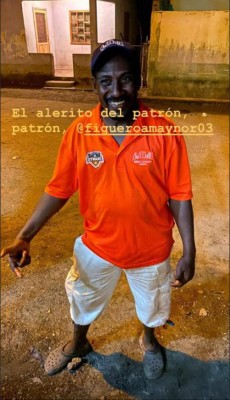 Maynor Figueroa aprovecha sus vacaciones para llevar ayuda a los niños