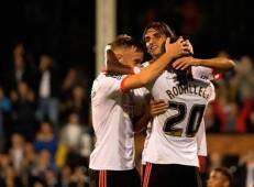 Bryan Ruiz celebró el gol que abrió el camino de la clasificación para el Fulham.