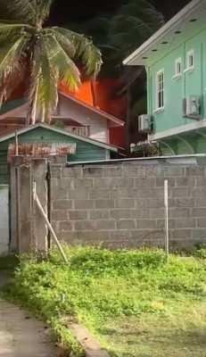 ¡Zozobra! Voraz incendio consume alrededor de 40 viviendas en la isla de Guanaja