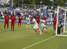 El encuentro tuvo cinco goles, pero para el segundo tiempo fue suspendido por fuertes tormentas eléctricas.