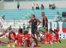 El entrenador del Vida Fernando Mira durante uno de sus juegos ante Marathón en el Yankel Rosenthal.