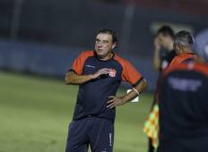 El entrenador del Vida Fernando Mira dirigiendo uno de sus juegos en la Liga Nacional.