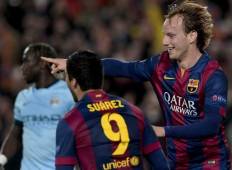 El centrocampista croata de Barcelona Ivan Rakitic (R) celebra su gol durante la ronda de la UEFA Champions League del partido 16 de fútbol FC Barcelona vs Manchester City en el estadio Camp Nou en Barcelona el 18 de marzo