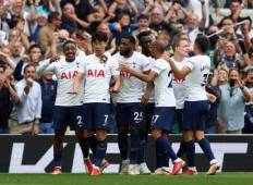 Tottenham Hotspur's South Korean striker Son Heung-Min (2L) celebrates scoring the opening goal during the English Premier League football match between Tottenham Hotspur and Manchester City at Tottenham Hotspur Stadium in London, on August 15, 2021. (Photo by Adrian DENNIS / AFP) / RESTRICTED TO EDITORIAL USE. No use with unauthorized audio, video, data, fixture lists, club/league logos or 'live' services. Online in-match use limited to 120 images. An additional 40 images may be used in extra time. No video emulation. Social media in-match use limited to 120 images. An additional 40 images may be used in extra time. No use in betting publications, games or single club/league/player publications. /