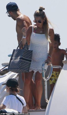 Antonella y sus descuidos; las vacaciones de Messi, Fabregas y Suárez con sus parejas