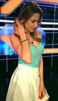 Así es Alina Moine, la periodista que se levantó el vestido en pleno programa