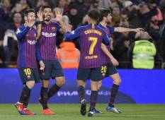 Barcelona's Uruguayan forward Luis Suarez (2L) celebrates his goal with teammates during the Spanish League football match between FC Barcelona and SD Eibar at the Camp Nou stadium in Barcelona on January 13, 2019. (Photo by LLUIS GENE / AFP)