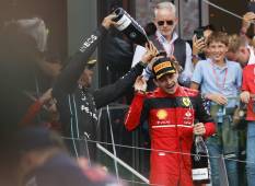 Leclerc siendo bañado en champagne tras conquistar la carrera.