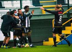 Bryan Róchez celebrando su anotación ante sus compañeros.