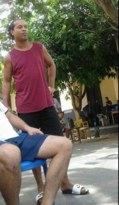 Ronaldinho: Visita inesperada, primer partido en la prisión el 'Cuadrilátero' y queda campeón