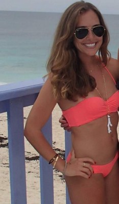 GALERÍA: Así es Christine, la niñera sexi que rompe corazones