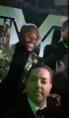Muchos billetes, bailarinas y cantantes famosos: Así celebró Mayweather su cumpleaños 43