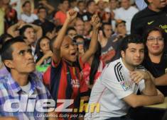 Restaurantes en Honduras acogieron a muchos aficionados del Real Madrid y Barcelona para ponerle ambiente al clásico español que causa mucha simpatía.Foto Diez Melvin Cubas.