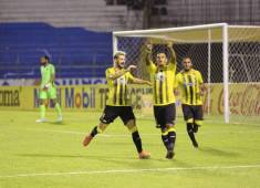 Rony Martínez celebra su anotación ante el Olimpia en el estadio Olímpico. Foto Melvin Cubas