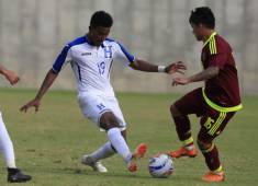 BAQ234. BARRANQUILLA (COLOMBIA), 28/07/2018.- El jugador de Venezuela Ronaldo Lucena (d) disputa un balón con Douglas Martinez (i) de Honduras hoy, sábado 28 de julio de 2018, en el juego entre las selecciones masculinas de Venezuela y Honduras en los XXIII Juegos Centroamericanos y del Caribe 2018 en Barranquilla (Colombia). EFE/Ricardo Maldonado Rozo