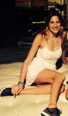 Así es Alina Moine, la periodista que se levantó el vestido en pleno programa