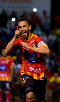 Filtran el salario de los 15 futbolistas mejor pagados en la liga de Costa Rica