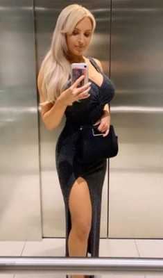 Bienvenida a la Premier League: La deslumbrante rubia que es presentadora de TV del Leeds United