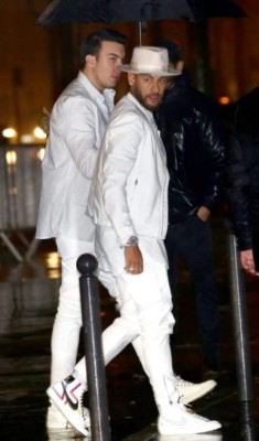 Así es la vida de millonario de Neymar en París: Su novia, jet privado y famosa mansión