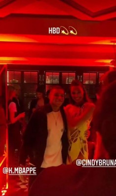Rumba en París: Así captaron a Neymar y Mbappé en plena fiesta con preciosa modelo francesa