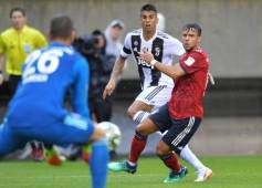 PHILADELPHIA, PA - JULY 25: Joao Cancelo #20 of Juventus and Juan Bernat #14 of Bayern Munich look on as goalkeeper Sven Ulreich #26 of Bayern Munich makes a save during the International Champions Cup 2018 match between Juventus and FC Bayern Munich at Lincoln Financial Field on July 25, 2018 in Philadelphia, Pennsylvania. Drew Hallowell/Getty Images/AFP