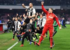 Juventus's players celebrate at the end of the Italian Serie A football match between Napoli and Juventus on March 3, 2019, at the San Paolo Stadium in Naples. (Photo by Alberto PIZZOLI / AFP)