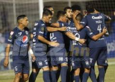 Jugadores de Motagua celebran su anotación ante Honduras Progreso. Foto: Alex Pérez.