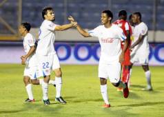 Francisco Arévalo felicita a su compañero Anthony Lozano por uno de sus goles.