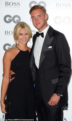 Hija de Mourinho levanta suspiros al acompañar a su padres los Premios GQ