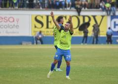 Omar Elvir celebra su gol en la final contra el Olimpia en el Juan Ramón Brevé Vargas.