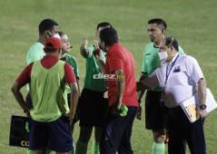 El entrenador del Vida Nerlyn Membreño mientras le reclamaba a Melissa Pastrana y su cuarteta arbitral.