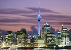 La ciudad de Auckland tiene más de un millón doscientos mil habitantes siendo la mayor y más poblada ciudad de Nueva Zelanda y se le considera la capital económica del país. Yace sobre un istmo contanto con varias bahías y puertos importantes para su economía.