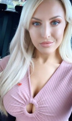 Bienvenida a la Premier League: La deslumbrante rubia que es presentadora de TV del Leeds United