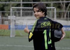 Él es Raúl Mayorga, un niño hondureño a quien el futbolista Javier “Chicharito” Hernández le regaló su camisa.