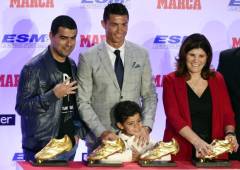 Cristiano junto a su madre Dolores Aveiro, Cristiano Ronaldo Jr y su hermano Hugo.