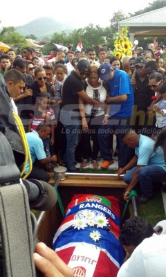 FOTOS: Las desgarradoras imágenes del sepelio de Arnold Peralta