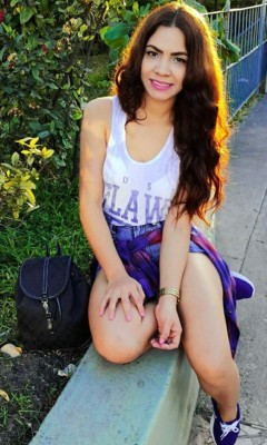 La guapa olanchana Kelin Acosta, una enamorada de Olimpia y la Bicolor